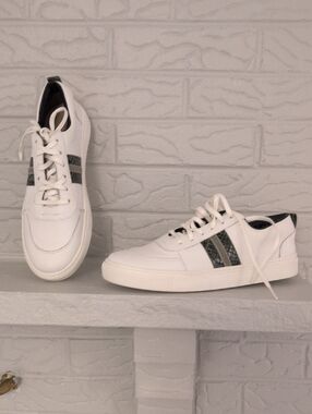 Kaanas  White Low-Top Sneakers with  Gray And Black Stripes